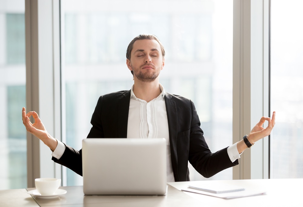 Mężczyzna relaksujący się w biurze - wellbeing.